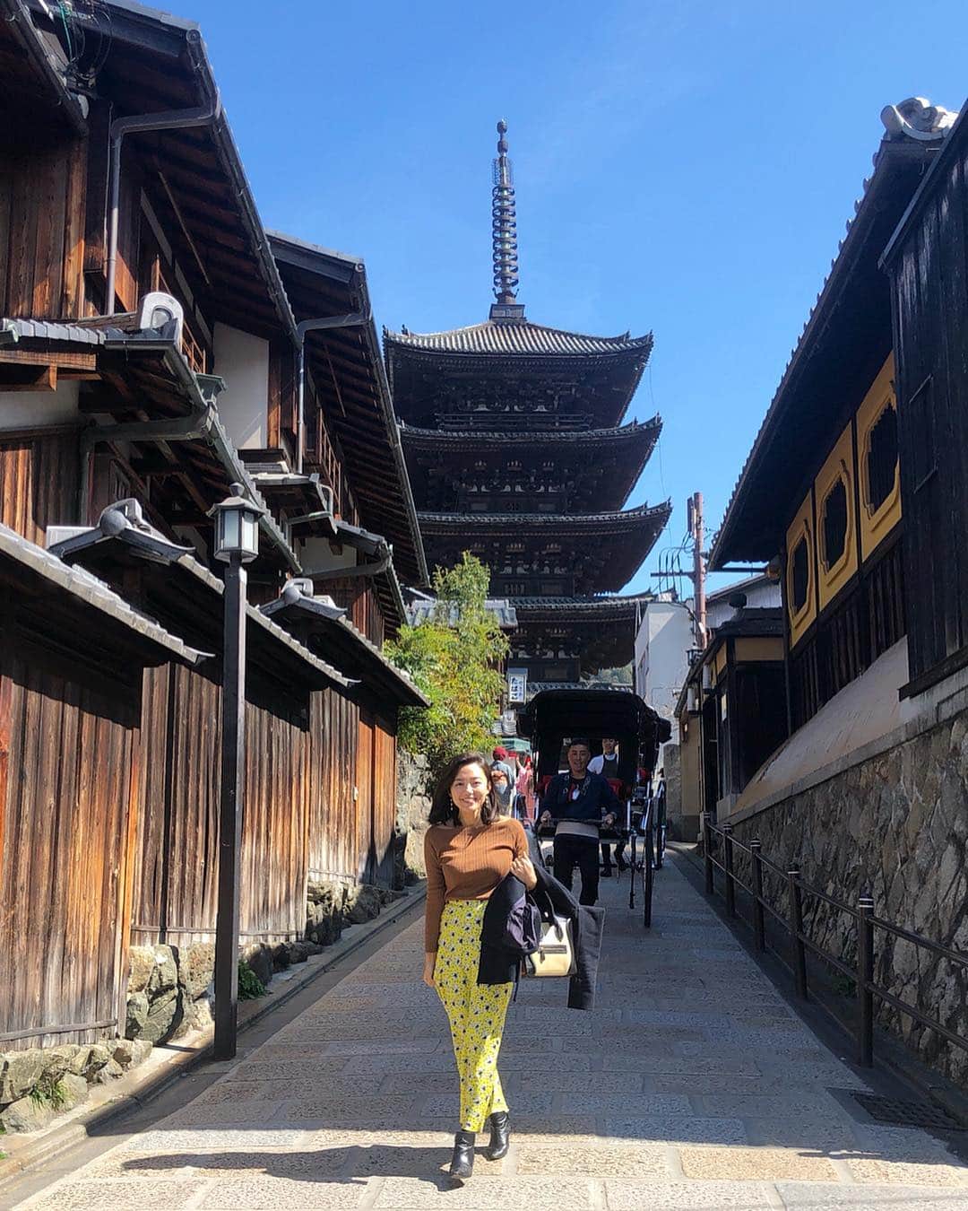 のインスタグラム：「用事があり、ふらり京都。👘 バラダンで一緒の京都出身の彩音ちゃんに今の若者の流行を教えてもらい笑、少し観光も🙌️️😍 梅園のみたらし団子が私的に1番ツボでした🤤💘 * やっぱ京都っていつ行っても魅力的ですね。🥰 * #二寧坂 #アラビカコーヒー #抹茶館 #紅梅庵 #梅園みたらし団子 #富士山 #京都 #京都グルメ #kyotojapan #あべゆきtrip」