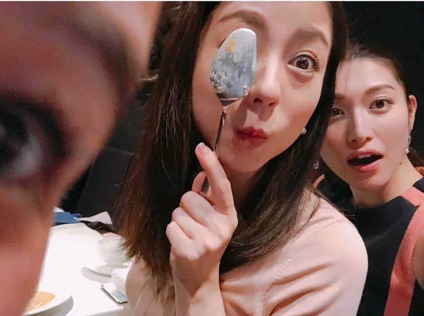 櫻井麻美さんのインスタグラム写真 - (櫻井麻美Instagram)「少し前のまみたすのお誕生日祝い🎂 ・ 麻美たすと呼ばれ真美たすと呼ぶ🤗🤗どっちかわからん ・ 🤤… さて、今から試験勉強だー！（気が散り過ぎたすけて） ・ ・ #黒坂真美 ✨ のお祝いで #お友達夫婦のレストラン @frenchkamatsuda  #素敵夫婦 #絶品フレンチ #全部美味しいけど 今回特に #燻された羊が絶品  #ダブルまみたす  #さっちぃありがとう♡」3月9日 17時17分 - mamiosakurai