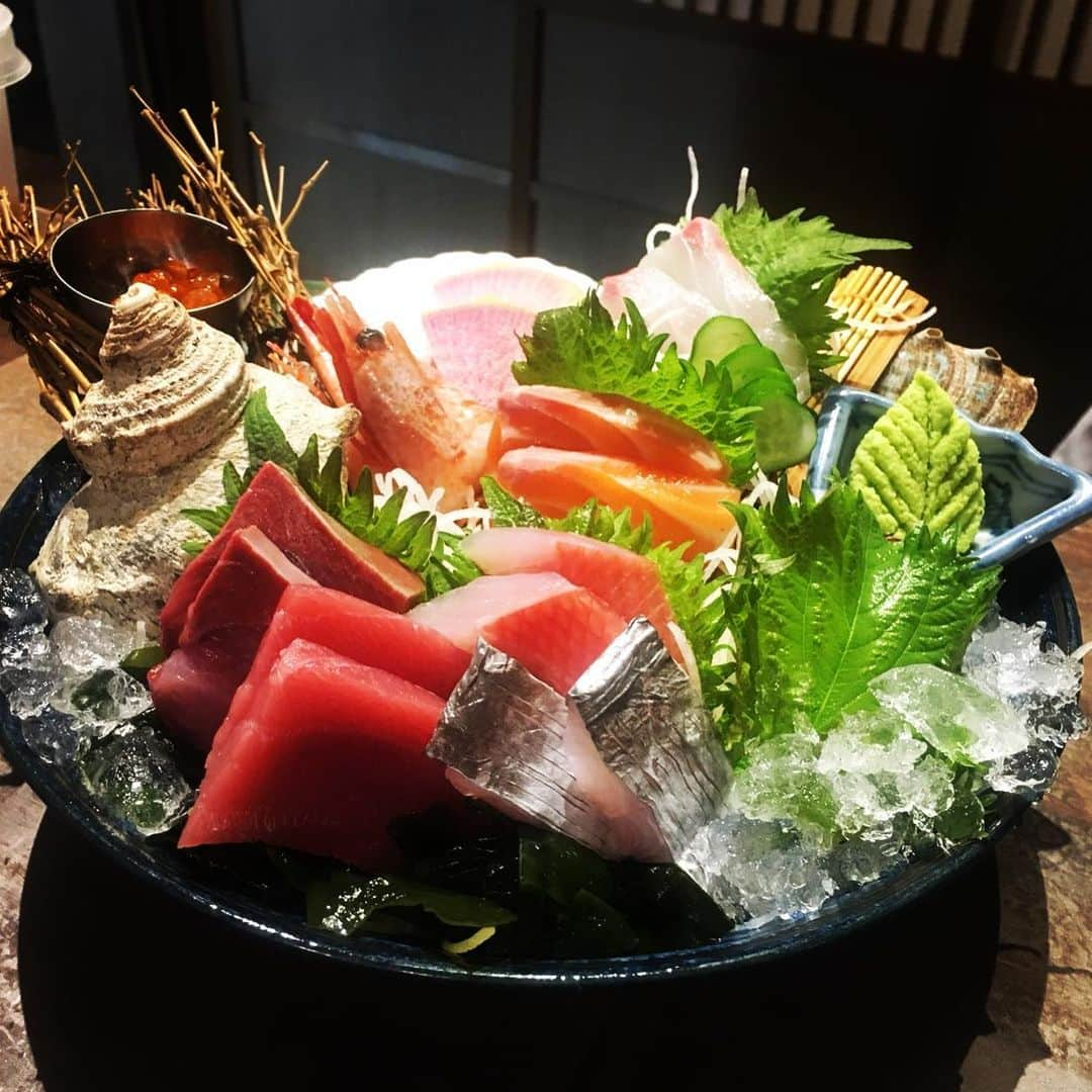 泳ぎイカ銘魚料理　磯銀さんのインスタグラム写真 - (泳ぎイカ銘魚料理　磯銀Instagram)「御造理大漁盛、並盛り一人前、¥880!!! #磯銀#淀屋橋#肥後橋#鮮魚#日本酒#ランチ#大人の隠れ家」3月9日 17時20分 - isogin_yodoyabashi