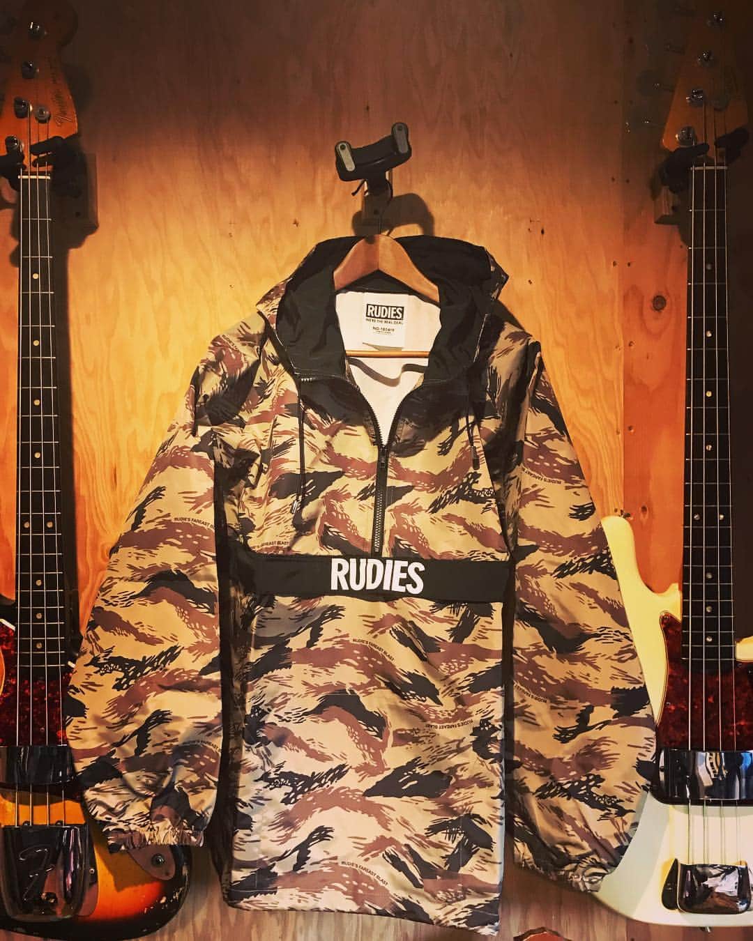 のインスタグラム：「Rudie’sの新作、春モノ届きましたっ！ まだ寒いけど、すぐに着て外に行きたいクールなアイテムばかり揃ってます♫ 是非、お店もHPもチェックしてね⭐︎ Thanxxx maxxx @rudies_satoshi and Rude Family  #Rudies #春モノ #新作」