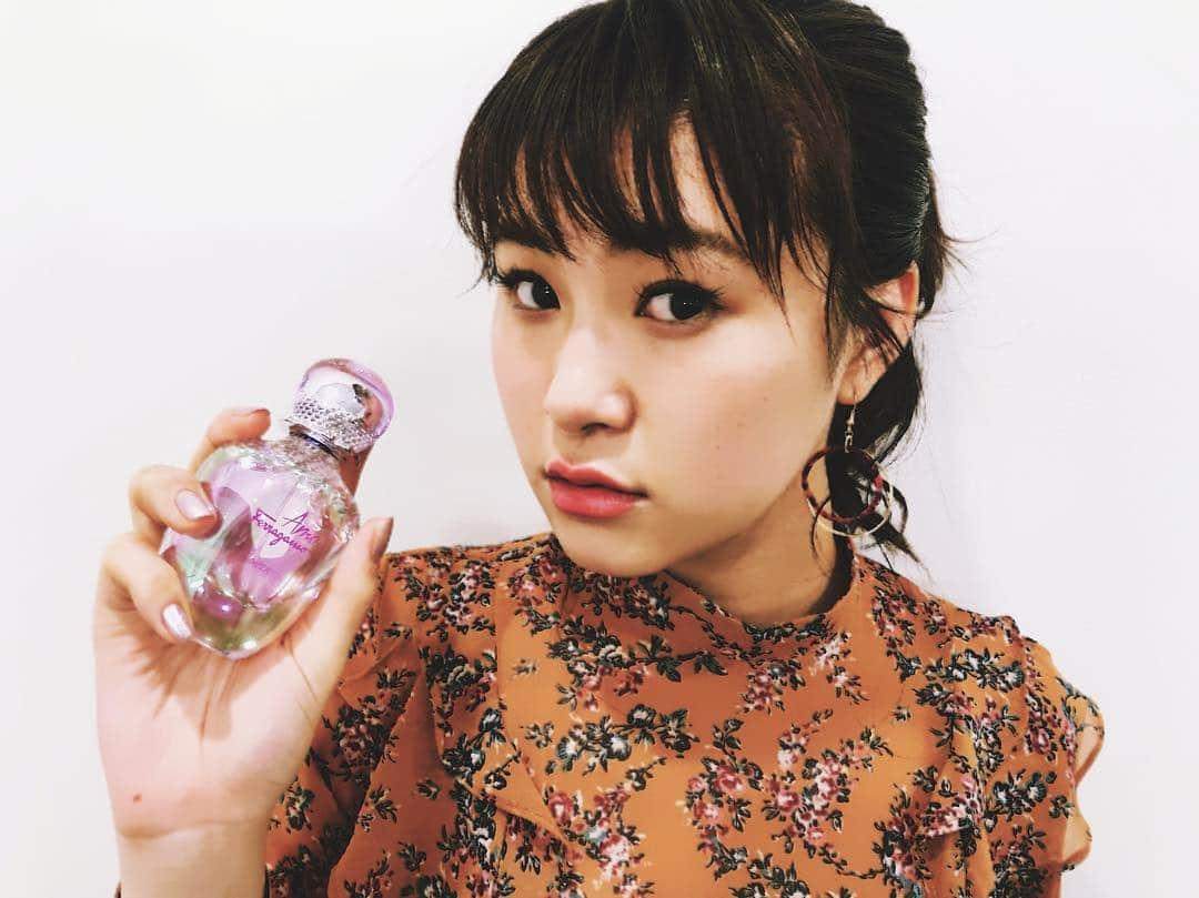 村上佳菜子さんのインスタグラム写真 - (村上佳菜子Instagram)「. . . Salvatore Ferragamo 「AMO Ferragamo FLOWERFUL (アモ フェラガモ フラワーフル)」 . Ferragamoからとってもステキな 香水が登場しました！！！💓 . 女の子の可愛らしさと、女性の 大人っぽさ、両方兼ね備えられた 香りで、つける前とつけた後、 そしてつけて少し時間が経った後 と香りがふんわりと変わって いって、一日中飽きないです！🌸 香りのベースはお花なので キツくなく、幸せ〜な気持ちに させてくれます！！ . 実は私、小学生からの香りフェチ で、香水もあらゆる物を試して きました！！！ その結果、最終的に行き着いたの は、お花の香りです🌸🌸 そしてこの香水、 AMO Ferragamo FLOWERFULは 香水らしさも忘れずにお花の香り で満たしてくれます。 是非みなさんも、お試しあれ🧚🏻‍♀️💓 . . #AmoFerragamo #FerragamoParfums @ferragamo」3月9日 8時46分 - kanako_m_official