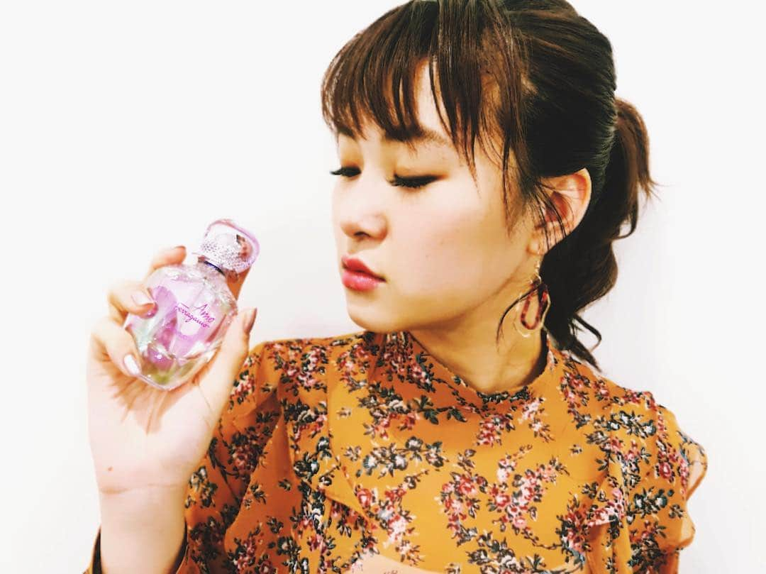 村上佳菜子さんのインスタグラム写真 - (村上佳菜子Instagram)「. . . Salvatore Ferragamo 「AMO Ferragamo FLOWERFUL (アモ フェラガモ フラワーフル)」 . Ferragamoからとってもステキな 香水が登場しました！！！💓 . 女の子の可愛らしさと、女性の 大人っぽさ、両方兼ね備えられた 香りで、つける前とつけた後、 そしてつけて少し時間が経った後 と香りがふんわりと変わって いって、一日中飽きないです！🌸 香りのベースはお花なので キツくなく、幸せ〜な気持ちに させてくれます！！ . 実は私、小学生からの香りフェチ で、香水もあらゆる物を試して きました！！！ その結果、最終的に行き着いたの は、お花の香りです🌸🌸 そしてこの香水、 AMO Ferragamo FLOWERFULは 香水らしさも忘れずにお花の香り で満たしてくれます。 是非みなさんも、お試しあれ🧚🏻‍♀️💓 . . #AmoFerragamo #FerragamoParfums @ferragamo」3月9日 8時46分 - kanako_m_official