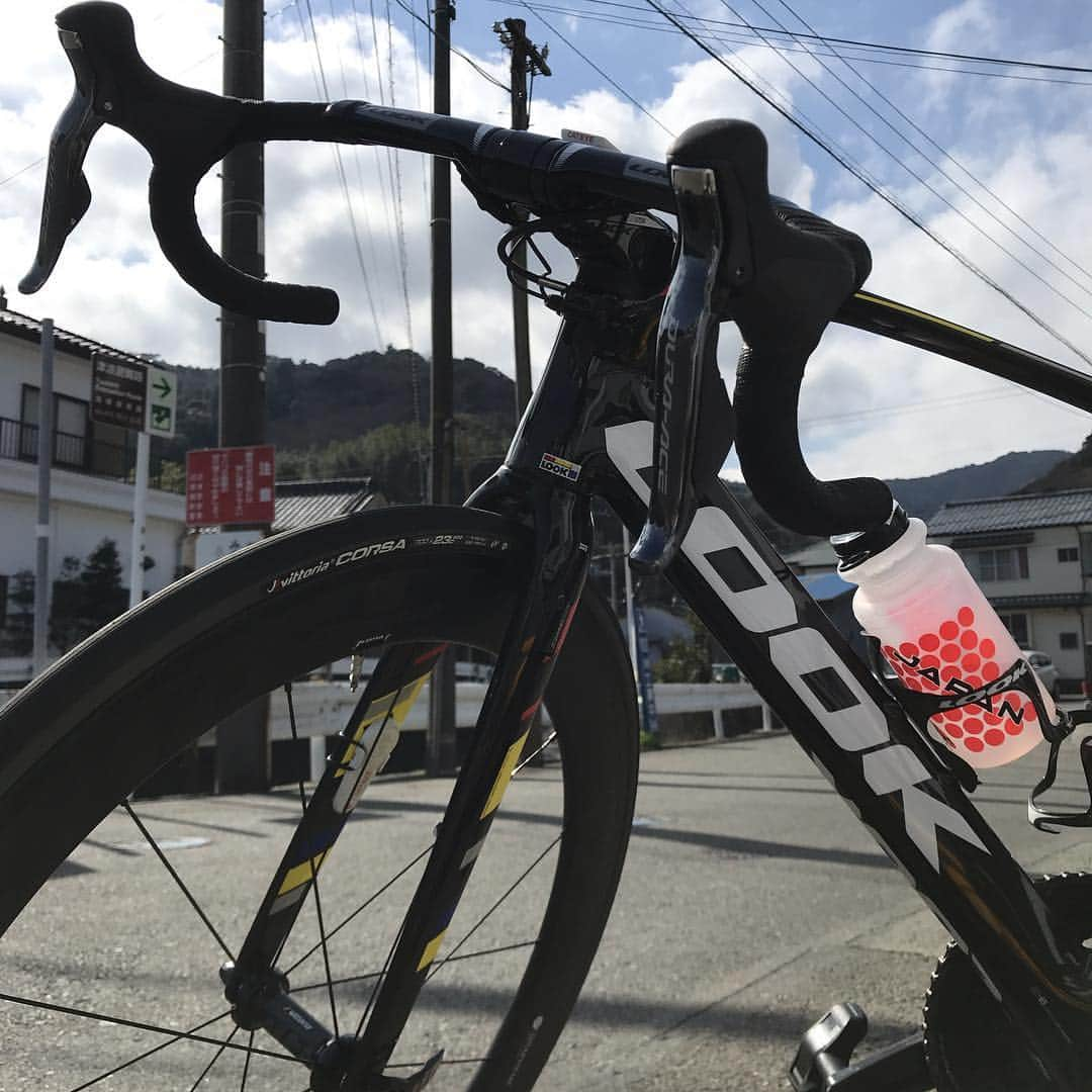 渡邉一成のインスタグラム：「ロード中 お腹空いたから自販機休憩  #lookcycle #vittoria #gnlab #newera #RxL #championsystem #oakley」