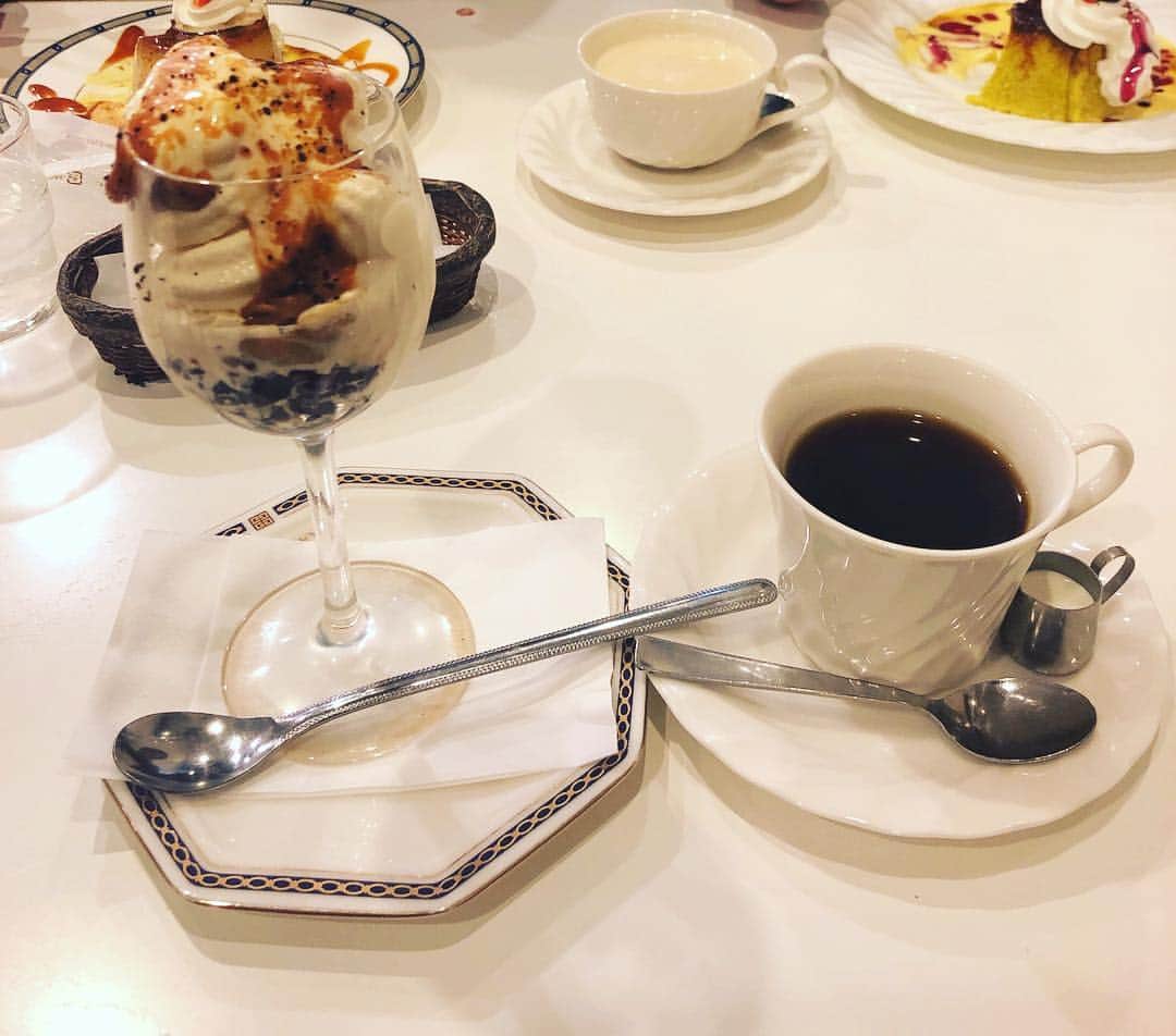 のインスタグラム：「いつぞやの喫茶店 #中野 #喫茶店 #有名店 #店内はごちゃついてる #フードがめちゃ美味し #オシャレすぎるスイーツ #宮下草薙テンションアゲアゲ #本日は「新道辰巳が謝るライブ」 #12:30〜 #阿佐ヶ谷商工会館一階和室 #きてね #ヤーレンズ」