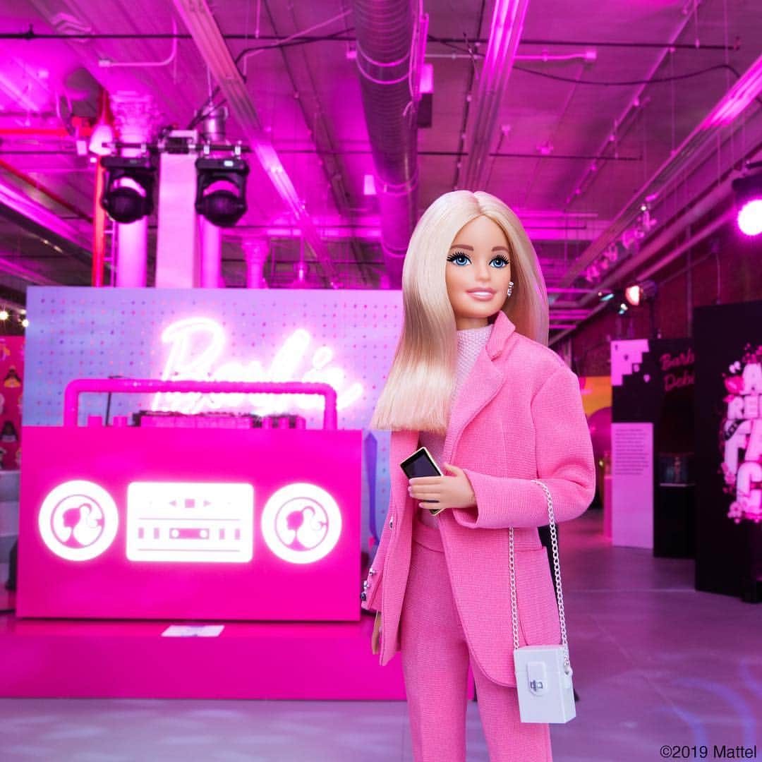バービーさんのインスタグラム写真 - (バービーInstagram)「I have been working so hard on the #Barbie60 experience, and it’s finally here! In NYC? Come through tomorrow and see it for yourself. 🎉 #NYC #barbie #barbiestyle」3月9日 11時12分 - barbiestyle