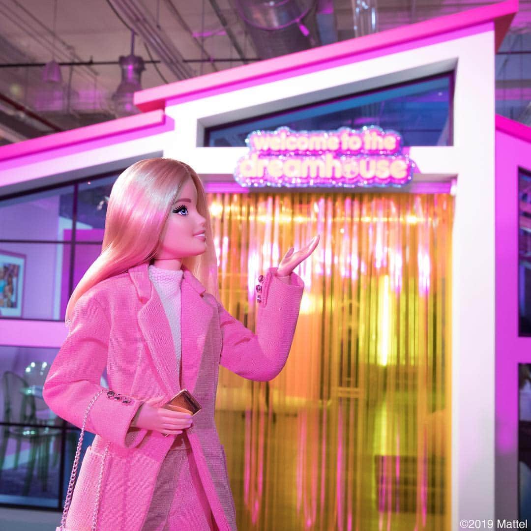 バービーさんのインスタグラム写真 - (バービーInstagram)「I have been working so hard on the #Barbie60 experience, and it’s finally here! In NYC? Come through tomorrow and see it for yourself. 🎉 #NYC #barbie #barbiestyle」3月9日 11時12分 - barbiestyle