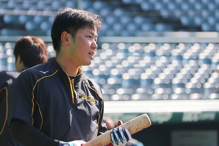 阪神タイガースさんのインスタグラム写真 - (阪神タイガースInstagram)「今日から本拠地甲子園球場でオープン戦です！ #江越大賀 選手 #近本光司 選手 #糸原健斗 選手 #伊藤隼太 選手 #中谷将大 選手 #試合前練習 #オープン戦 #阪神タイガース #ぶち破れオレがヤル」3月9日 11時36分 - hanshintigers_official