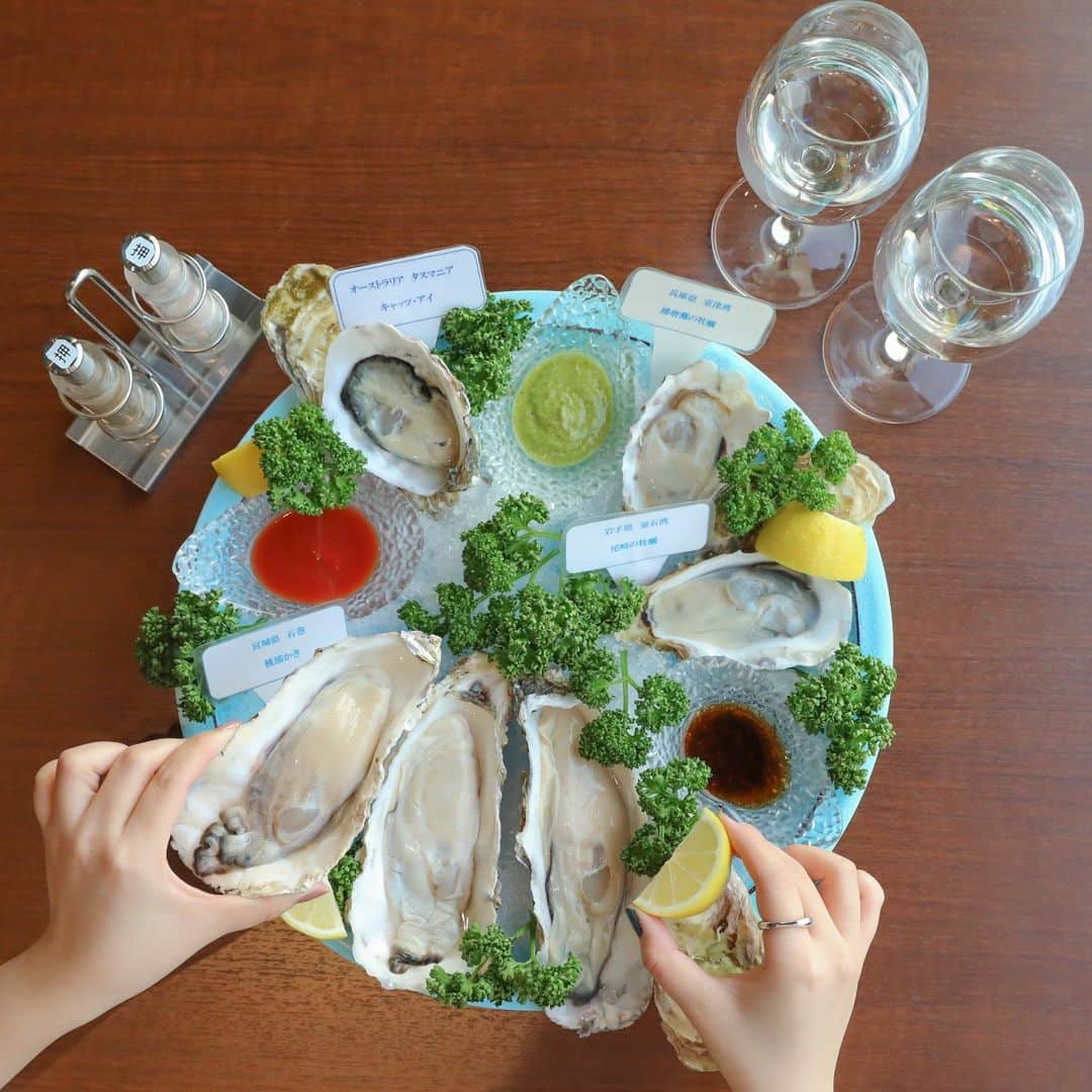 デックス東京ビーチ公式Instagramのインスタグラム：「デックスのCRAB & OYSTER HOUSE メヒコでは、おしゃれに牡蠣を堪能できます🍴✨ . お昼には窓一面に広がる海、夜にはお台場の美しい夜景を楽しみながら牡蠣を食べることが出来るのが魅力です👍✨ . 大事な人と優雅なひとときを、デックスのCRAB＆OYSTER HOUSE メヒコで過ごしませんか🥂？ . ＊レストラン情報＊ シーサイドモール 6F CRAB＆OYSTER HOUSE メヒコ . #お台場 #デックス東京ビーチ #デックス #japan #tokyo #odaiba #deckstokyobeach #decks #お買い物 #ショッピング #ショッピングモール #お台場デート #東京夜景 #YAKEI #夜景 #イルミネーション #メヒコ #レインボーブリッジ #牡蠣 #お台場海浜公園 #かき #オイスター #貝 #夜景レストラン #お台場レストラン #oyster #シャンパン #生牡蠣 #カキ #生カキ」