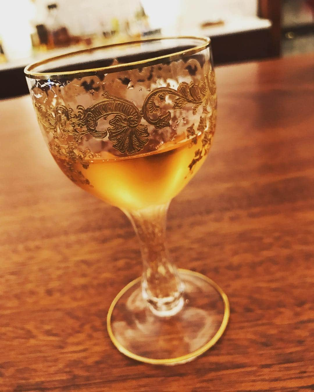 麻生あくらさんのインスタグラム写真 - (麻生あくらInstagram)「ステムまでシャンパーニュが入るsaint louisのhollow glass 🥰  #collection #antique#収集癖#saintlouiscrystal #champagne @saintlouiscrystal  #持ち込みグラス」3月9日 12時36分 - akura_akura