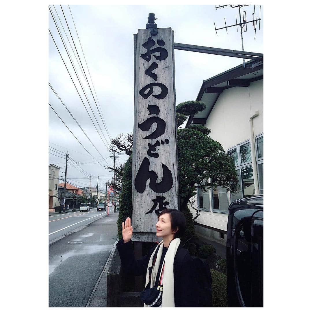 愛可さんのインスタグラム写真 - (愛可Instagram)「・ 宮崎に行ったからには、あの柔らかいうどんを食べにゃいかん！って事で 地元の人がおススメしてくれた宮崎市にある『おくのうどん店』へ ・ ・ どこまでも柔かな、ふわふわの麺に 絶妙な塩加減が素晴らしい、いりこ出汁のつゆ。 私はゴボウ天に、ほうれん草トッピングで。 これで580円とかそれくらいだったかな。 ・ ・ 心にまで沁みわたるような、あの美味しいお出汁を楽しむ上で、麺は一緒に流し飲めるように邪魔にならない為の柔らかさなのかも？と 九州のうどんの柔らか麺の奥深さを知る事が出来た様な、、そんなお店でした。  やわらかうどん、美味しいー！大好きになりました。 ・ ・ 本当に美味しくて、あれが近所にあったら毎日食べたい。 なんなら今また食べたいぞ、『おくのうどん店』おススメです！ ・ ・ #宮崎グルメ  #おくのうどん #宮崎うどん」3月9日 12時59分 - aikick