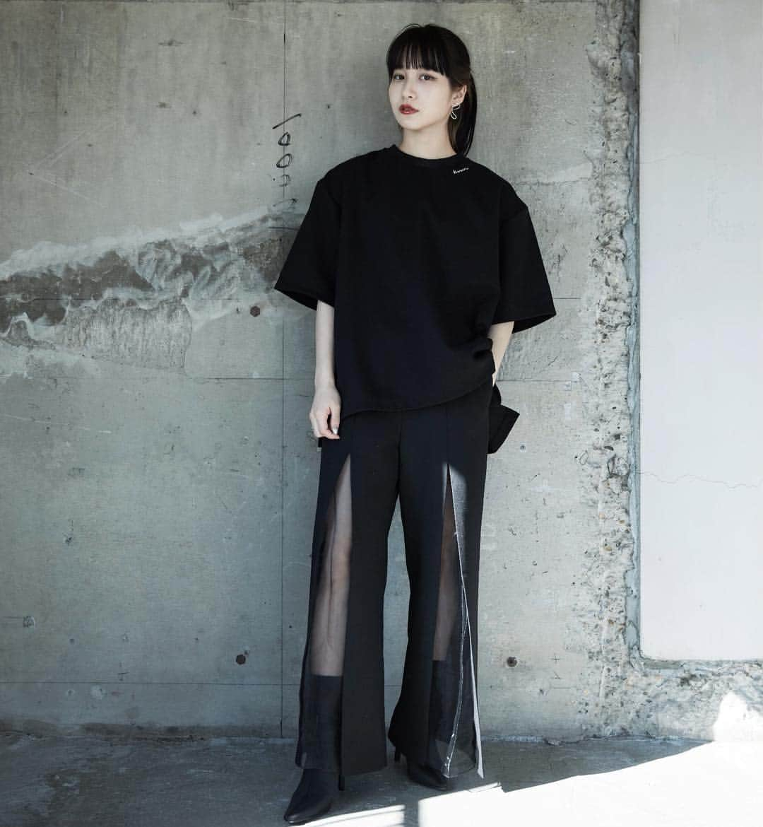 中村くるみさんのインスタグラム写真 - (中村くるみInstagram)「一からデザインした SEE THROUGH SLIT PANTS シースルー越しのちょっとした肌見せがセクシ〜 可愛くてたくさん撮っちゃった春夏たくさん使えそう♥ ポケットあるしウエストはゴムで調節紐もあります♥ トップスのオフショルもkrm♥ あ〜かわいいお洋服作るの楽しいー！ 本日3/9 21:00 販売開始です♥ ⬇︎ https://www.krmofficial.jp @_krm_official」3月9日 13時10分 - __k_r_m__