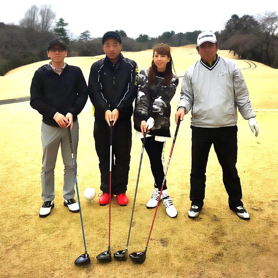 大原かおりさんのインスタグラム写真 - (大原かおりInstagram)「👯‍♀️⛳️ ゴルフのラウンドは♡♡♡ 人気ペット保険・アイペットさんの第1回目のゴルフコンペでした🏌️‍♀️💕 アイペットさんと関わりの深い東日本地域のペットショップのゴルフ好きオーナーさんが集結🤗🐶💖 ☺︎ 私は、ドッグコレクションの三瓶社長、エバーペットの小川社長、アイペットの後藤さんと楽しくラウンドさせてもらいました🏌️‍♀️🎶 最初から最後まで雨でしたが、お三方が面白すぎるオジさ…いやっお兄様たちで、ずっと笑いっぱなしのゴルフでした😆⛳️✨ ☺︎ 九代目ミニスカポリスの谷川明日香ちゃんにも会えて嬉しかった〜👮‍♂️💕 アイペットの山村社長と3人でパチリっ😊✌️📸 ☺︎ 明日は、アイペットさん初のドッグマラソン大会が稲毛海浜公園で開催されます❣️ 私もOttyも参加します⑅*⸌◡̈⸍*⑅ 入場無料のイベントなので稲毛海岸公園近くの方は、お近くの方は愛犬ちゃんと一緒に遊びに来てください💖 (※マラソン参加の応募は締め切られていますが、マラソンに参加されなくても楽しめるイベントです🐶💡) ☺︎ みんなに愛されるアイペットさんと沢山ご一緒させてもらえて喜びを感じています🐶✨ 今から明日のイベント用意だー😝🎶 ☺︎ 🐶アイペット うちの子HAPPYマラソン 2019🐶 日時：3月10日(日) 10時～15時 場所：稲毛海浜公園 住所：千葉県千葉市美浜区高浜7-2-1 入場無料 ☆アクセス☆ <電車>最寄り駅 京葉線 稲毛海岸駅 (次いで京葉線「検見川浜駅」や総武本線「稲毛駅」などからバス発着あり） <車>最寄りIC 東関東自動車道「湾岸習志野」 駐車場あり（第1駐車場550台・第2駐車場450台） * #ペット保険 #アイペット #ipet #第一回 #ゴルフコンペ #武蔵丘ゴルフコース #ペット #ペットショップ #オーナー #集結 #雨ゴルフ #楽しすぎた #終始笑顔 #スコア #悪すぎた #ブービー賞 #餃子 #頂きました #🥟 #ゴルフ女子 #谷川明日香 ちゃん #ゴルフ上手 #私も #練習します #🏌️‍♀️ #明日は #うちの子happyマラソン2019 #稲毛海浜公園 #遊びに来てね #🐶❤️」3月9日 13時43分 - oharagaori_otty