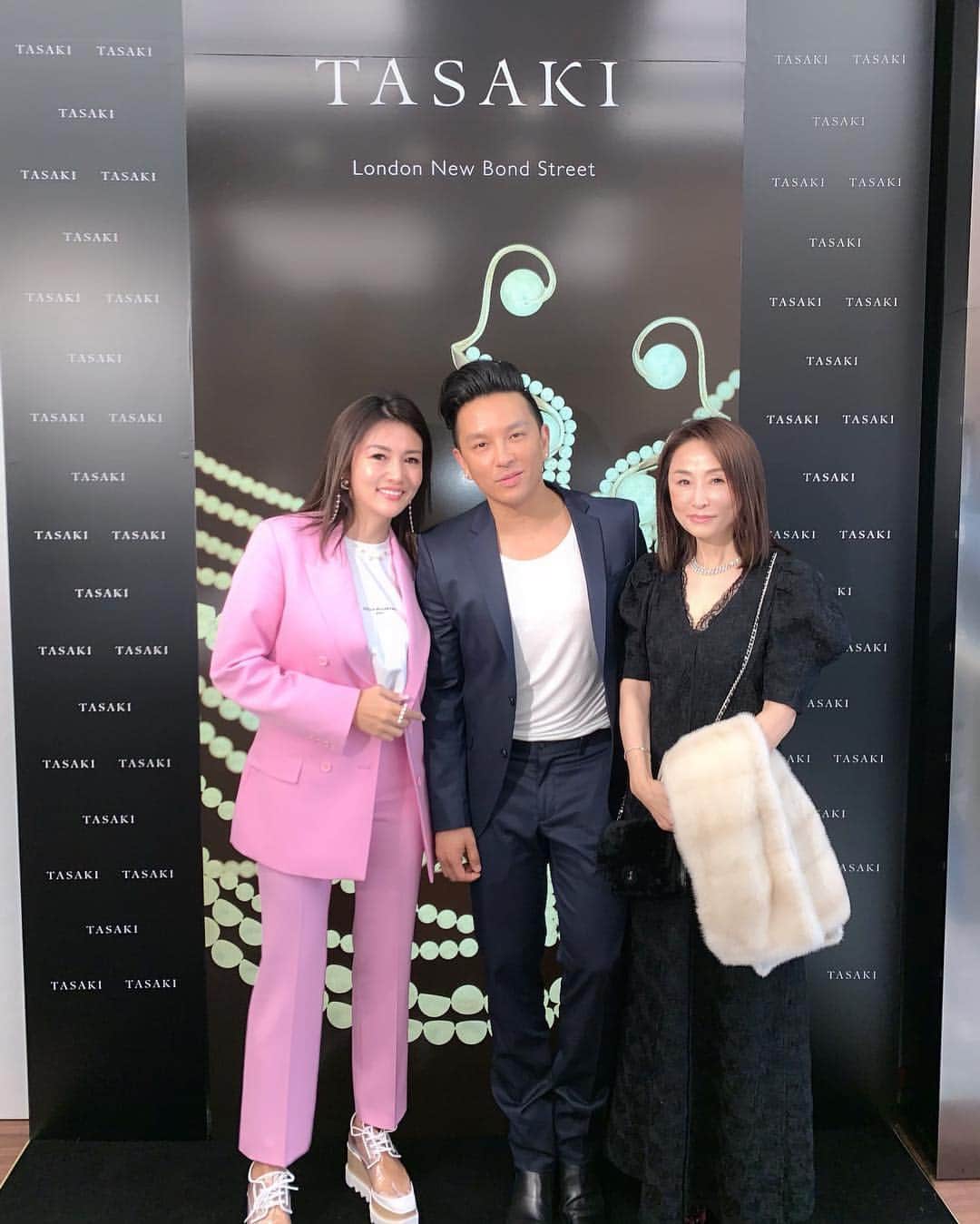 のインスタグラム：「今回のLondonのメインイベント🇬🇧❤️ TASAKI ロンドン店のグランドオープンへ🎉 場所はNew Bond StreetのGraffの向かい側、 Harry Winstonのお隣💍✨ 本当に素晴らしい場所に素敵なお店がOPENし、AHKAHも同じグループとして誇らしく、とても嬉しく思いました☺️❣️ おめでとうございます👏㊗️㊗️㊗️ #tasaki #jewelry #london #newbondstreet #grandopening #congratulations #creativedirector #prabalgurung #ahkah」