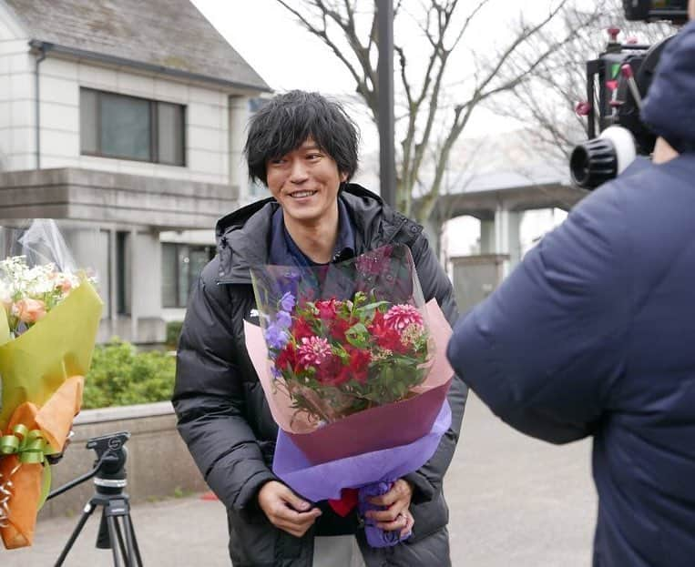 テレビ朝日「私のおじさん〜WATAOJI〜」のインスタグラム：「﻿ ＼＼🎊田辺誠一さんオールアップ💐／／﻿ ﻿ 泉P役の田辺誠一さん﻿ 3ヶ月間お疲れ様でした㊗️！ ﻿ ﻿ #裸足で革靴履いちゃう系👣👞﻿ #空気よりも軽いノリの上司かと思ったら🤔﻿ #とっても熱い漢でした🔥﻿ #上司にしたいランキング1位確実🏆✨﻿ #お疲れぶり大根～💕﻿ #泉雅也 #田辺誠一﻿ #岡田結実﻿ #金曜ナイトドラマ﻿ #私のおじさん﻿ #わたおじ」