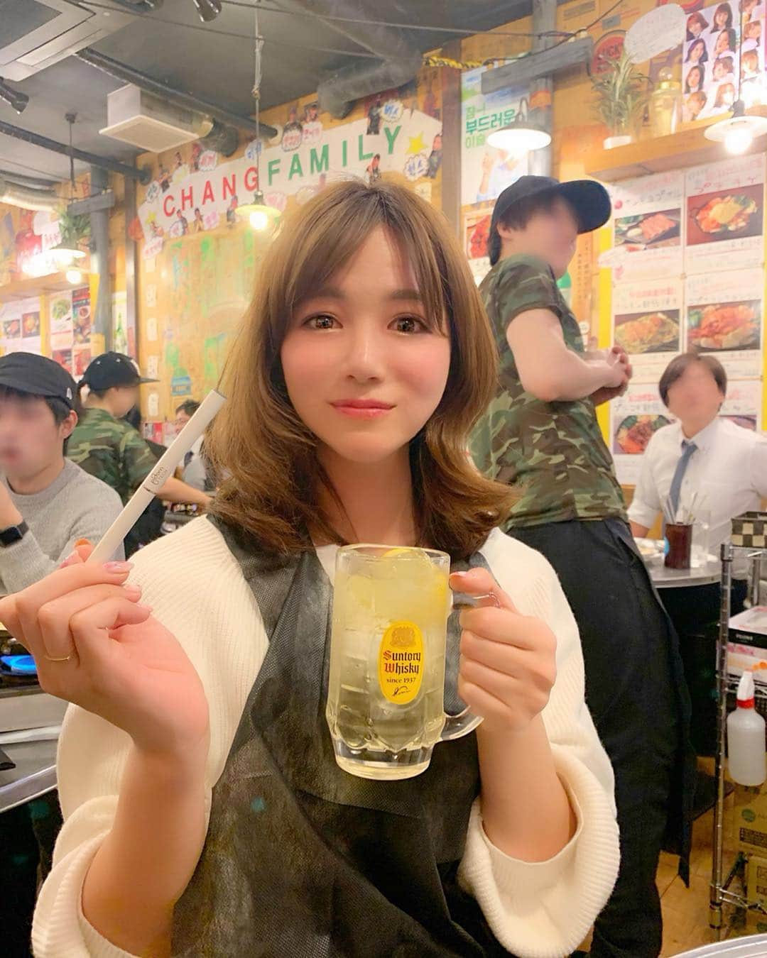 石井里奈さんのインスタグラム写真 - (石井里奈Instagram)「こんにちは🌞❤️ . お気に入りの韓国料理屋さんへ🇰🇷 . 最近雨降ったり寒かったので、辛いものを食べて体を温めてパワーチャージ🔥 . お仕事終わりのハイボール☺️🌼 最高においしかった〜😳💕 . Ploom TECH ( @ploomtech_official ）の白とこの日も一緒😘🍓 持ち運び楽だから本当に助かる💗 . さてさてこれから名古屋へ🥰🥰 . いってきま〜す🚅🙌 どうか天気がよくなりますように💕 . #food #instafood #グルメ #韓国料理 #韓国 #korean #koreanfood #korea #韓国好き #hot #ハイボール #PloomTECH #Ploom #Ploomアンバサダー #PR #りなまるグルメ #プデチゲ #チゲ鍋 #鍋 #居酒屋 #girl #辛い #ウイスキー #happy #smile #仕事終わり #名古屋」3月9日 14時07分 - ri7tin1025