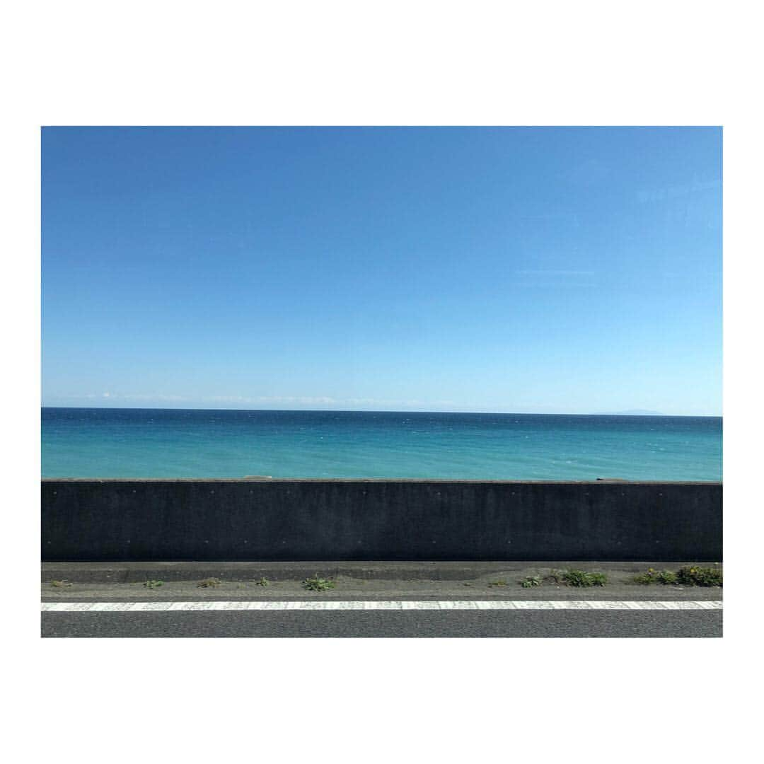 宇賀なつみさんのインスタグラム写真 - (宇賀なつみInstagram)「. . 海だ海だ海だ . このグラデーションが目の前に広がると 一瞬で心が洗われます . . もう春だけど はやく夏に会いたいな . . #sea #drive」3月9日 14時10分 - natsumi_uga