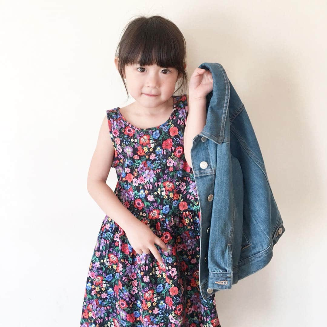 *yoko*さんのインスタグラム写真 - (*yoko*Instagram)「* ◇2019.3.9 sat. ・ @hm_kids の花柄ワンピ可愛い🌻 心乃が丈長めが好きやから130にしたけど正解やった👍🏻 春物も可愛いのがいっぱいすぎて買いすぎる予感🙈💕 早く1枚で外出したいなー☀️ 👗3月7日から発売中✨ ・ #HM#HMxME#HMKids#HMキッズ#ナタリーレテ#nathalielete#NathalieletexHM#5歳#5歳2ヶ月」3月9日 14時10分 - yococono