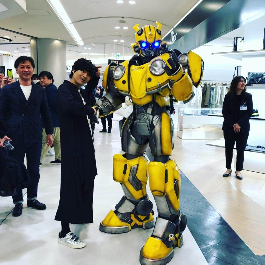 落合健太郎さんのインスタグラム写真 - (落合健太郎Instagram)「阪急メンズ館FASHION NIGHT OUT SPRING/SUMMER 2019  今回もMC担当させて頂きました。 久しぶりの #堂珍嘉邦 くんにも 会えたし、パフォーマンスを観たかった #xtrap のメンバーともお会いできて嬉しかった‼︎ そして、#バンブルビー とも写真を🤣 FIVEISMxTHREEのオフィシャルメイク アップアーティスト、HIROKIさんにも色々と教えて 頂きました😊 New Yorkの伝説的バーバーショップ、LUDLOW BLUNTのマイスタースタイリスト、 ラッセル・マンリー氏も来日。 #阪急メンズ館 #fashion #osaka  #fm802」3月9日 14時19分 - dj_ochiken1117