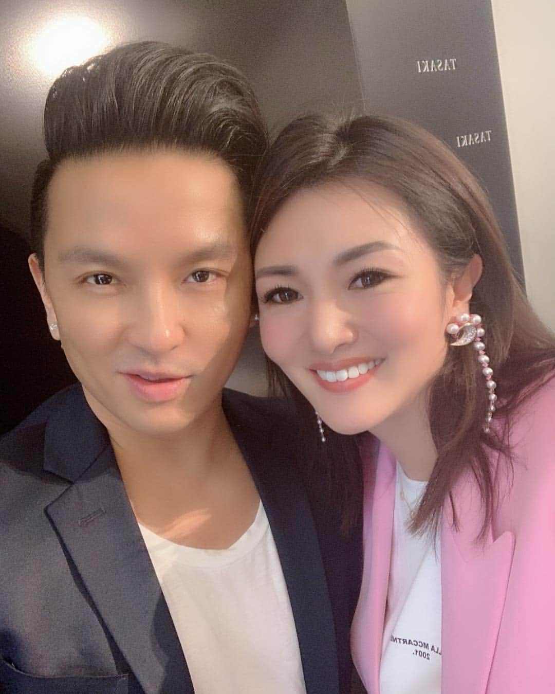 のインスタグラム：「NYの有名ファッションデザイナーであり、TASAKIクリエイティブディレクターの @prabalgurung とも会えました💕 プラバルがデザインしたこのピアス、とてもお気に入りです💖可愛い！似合ってると言ってもらえて嬉しかった☺️💓💗 #tasaki #jewelry #creativedirector #fashiondesigner #prabalgurung #nicetomeetyou #ahkah」