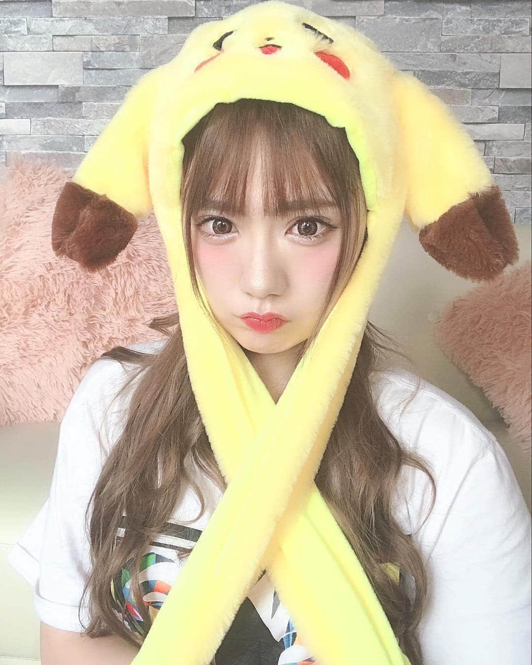 美女図鑑のインスタグラム：「#Repost @yuimin_gram ・・・ . . . びーがーぢゅー⚡️ . . #ピカチュウ #ビジョ図鑑」