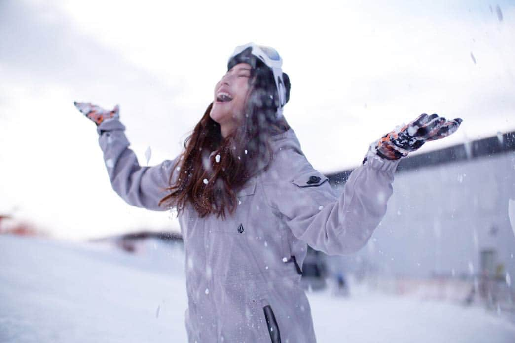 二瓶藍菜さんのインスタグラム写真 - (二瓶藍菜Instagram)「JJ shot×Snow magic❄︎⛄️ . . . . .  今シーズンもJJにお世話になりました‼︎🏂❄︎ 天気も毎回晴天で、Snow仲間達と楽しい日々を過ごさせていただきました！ 因みに私は怪我するの嫌なので絶対に飛びませんww来年こそはいっとくか〜！笑笑 いや、来年はスクート強化かな？  @janglejungle5555 @ryo_okuym @suguru.1003 @masakazushibuya  いつもありがとうございます🕊  #JJ #yamagata #スノーボード #スクート # #ジャングルジャングルスキー場 #snowpark #winterstyle #volcom #salomon #barton #murasakisports_official」3月9日 15時10分 - aina.17