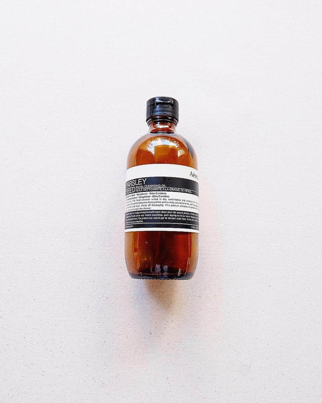 Yukari Ogayaさんのインスタグラム写真 - (Yukari OgayaInstagram)「Hawaii wedding...🌒 Oil cleansing 編 いつも @aesopskincare のオイルを クレンジングに使用していたのですが 前から気になってた @shuuemura と @threecosmetics の オイルクレンジングを購入してみました✨ . 使い心地は、 ✴︎Aesopは濃い黄色のトロッとしたテクスチャーでしっかりクレンジングしてくれる。そして洗い終わった後がお肌が柔らかくなるの☺️ ✴︎Shu uemuraは誰もが一度は使った事があるのではないでしょうか。 日本の空港免税店で購入すると コスパが良いですね。 以前はやっぱり洗い上がりが乾燥したので、 使用を辞めたけど、 色々改良されただろうなぁと思い、 こちらの新しいアルティム8を購入。 なんと洗い上がりがサラサラで滑らかな肌に😳 ✴︎THREEのオイルは、 今とても人気で 期待してたのだけど、ウルトラ乾燥肌の私には、うーん🧐でした。 あと日焼け止めクリームを いつもたっぷり塗るのですが、 あまり落とせきれなかったです😢 . と言う事で 1位Aesop  parsley seed facial cleansing oil  2位Shu uemura  アルティム8 3位THREE Balancing cleaning oil  と言う順位になりました✨ 決めては、一番しっかり落としてくれるのに 一番しっとりしてる上に、Aesop独特の香りで癒してくれます😊 1日いつも頑張ってくれたお肌に✨✨✨ 乾燥肌だけど、しっかりメイクを落としたい人にはとってもオススメです。 . . . Hair&makeup by @yukariogaya  #ハワイウェディング #ウェディング#ブライダル#美容師#ブライダルヘア#ヘアアレンジ#プレ花嫁#花嫁#卒花嫁#結婚式#結婚式写真#結婚式準備#海外挙式#ハワイヘアメイク#おしゃれ花嫁#撮影#エンゲージメントフォト #ウェディングフォト#化粧品 #かわいい#綺麗 #コスメ #ハワイ挙式 #メイク好き#オイルクレンジング #美容 #ツヤ肌 #花嫁メイク #基礎化粧品」3月9日 15時15分 - yukariogaya