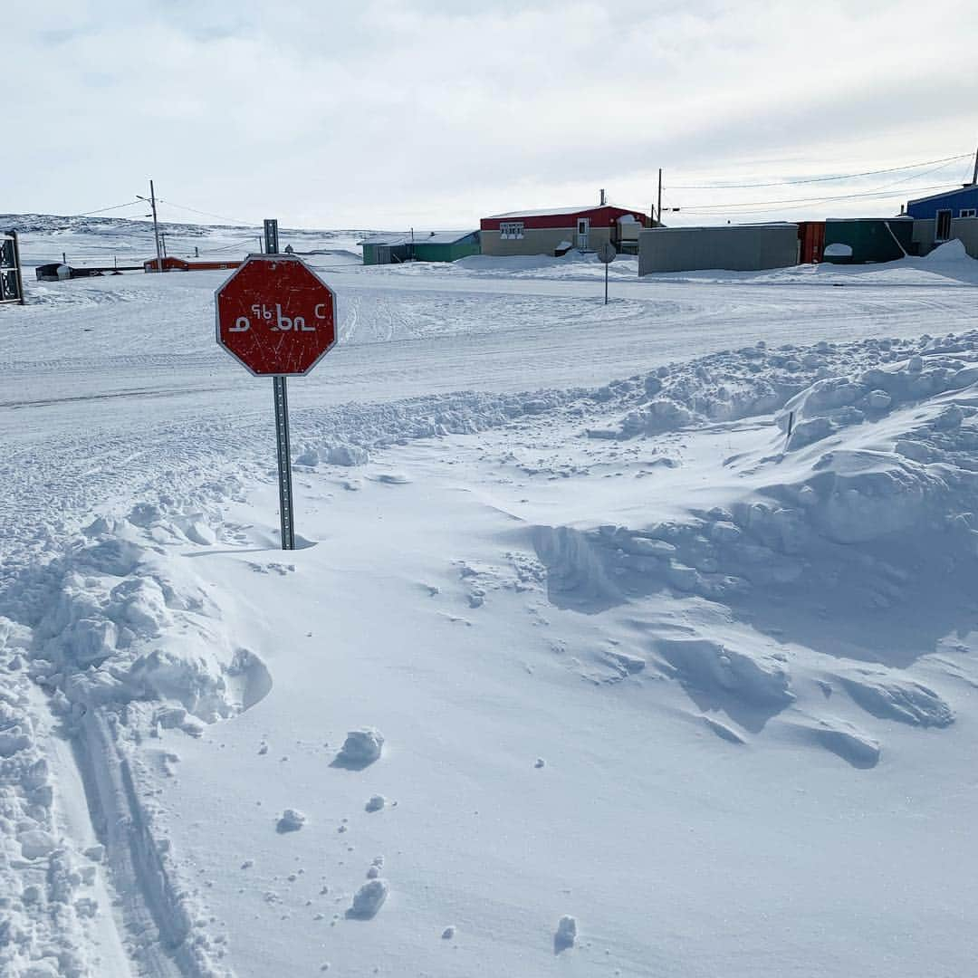 ジョアニー・ロシェットのインスタグラム：「I’m not sure about the translation, but it seems to mean “slow down” rather than “stop” up there! 😊 #nunavik #medschool」