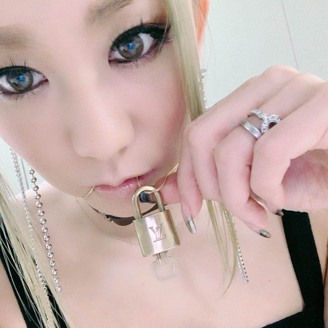 倖田來未さんのインスタグラム写真 - (倖田來未Instagram)「スタイリストひろよちゃんが、ネックレスにしてくれたー﻿ #なんか #こーいうの #かわぁ #ネックレス #イオンシネマ #海老名 #期間限定 #劇場版 #DNATOUR2018 #kodakumi﻿﻿﻿﻿﻿ #倖田來未 ﻿﻿﻿﻿#live #artist #singer #stage #dna #dance #dancer #dvd #bluray #衣装 #fashion ﻿﻿#gallerietokyo #louisvuitton #bulgari @gallerie_tokyo @louisvuitton @bulgariofficial」3月10日 1時42分 - kodakumi_official