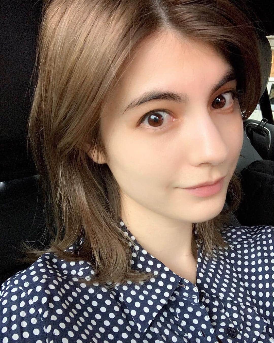のインスタグラム：「最近、シミケア始めました！🦋 @clarinsjp の持ち運びもできる ホワイト-プラス ブライトロールオン。 気になる部分にコロコロ〜っと！ メラニンの生成を抑えてくれて、 うるおいもプラスしてくれるの💜 今のうちから日々のケアでシミを抑えていくぞ〜！🌞 #クラランス #pr #美白 #ホワイトプラスブライトロールオン」