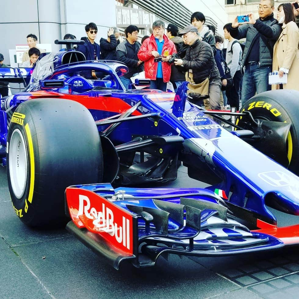 五味侑也のインスタグラム：「Red Bull SHOW RUN！！都内の公道をF1が…！！ #f1 #redbull #redbullracing #tororosso #まったく見えない #f1sound #入場規制 #ドーナツターン #公道にピレリのタイヤ痕」