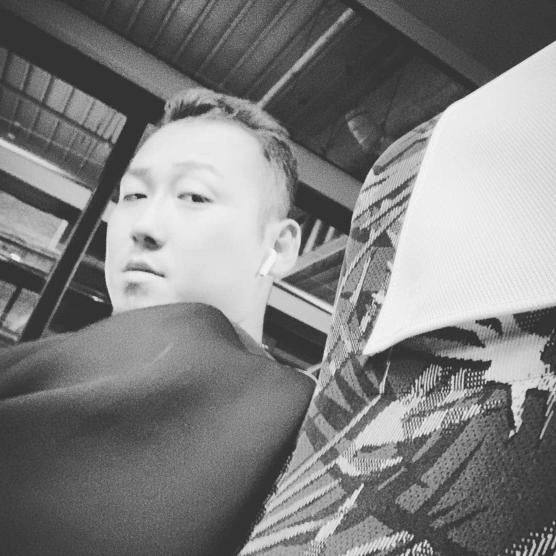 のインスタグラム：「皆さんお晩です🙇‍♂️ 今日もお疲れ様でした！ やはりこの方のホームランはかっこいいですな… 明日も頑張りますっ！  #中田翔  #ホームラン #白黒」