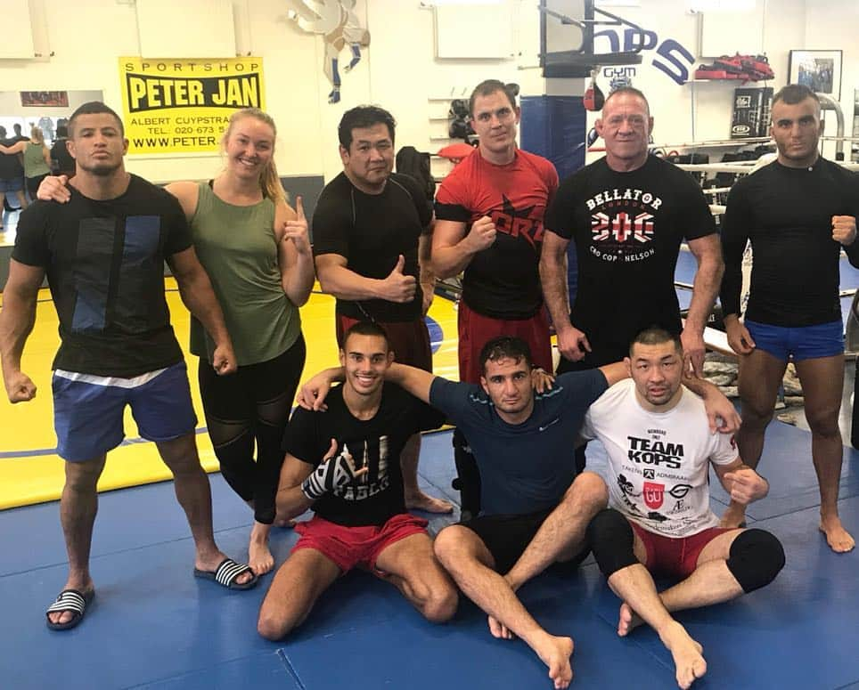 福田力のインスタグラム：「Team mousashi sparing session🙏🙏🙏 . 日本から横山さんがオランダに来られており、移住後初のチームムサシのスパーリングに参加させてもらいました。 . 思えば初めて横山さんにお会いしたのも２年前のコップスジムでした。  スパーリングの中で一本だけでしたが、チャンピオンにも胸を貸してもらいました。 . 強い選手とは向き合った時に感じるプレッシャーが違いますね。 . これはマズイぞと自分がプレッシャーを掛けようとするのですが、それ自体がそう思わされて、動かせられてる。そんな気持ちになりました。 . オランダ、そしてアムステルダムには素晴らしいトレーニング方法があり、ハイレベルで様々なタイプの格闘家が居ます。 . いつもありがとうございます🙏🙏🙏」