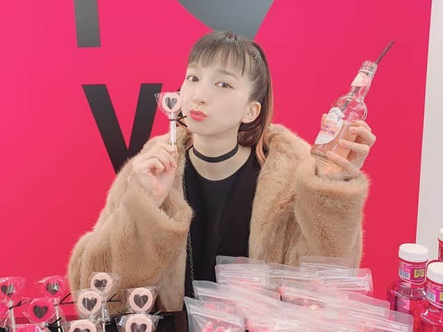 鈴木ふみ奈さんのインスタグラム写真 - (鈴木ふみ奈Instagram)「芹那ちゃんのお誘いで表参道で開催されている @us lbeauty のポップアップのレセプションパーティーに行って来たよ😘  #YSL #yslbeauty  #ysl💄  #レセプション #イヴサンローラン」3月9日 18時46分 - fuminasuzuki