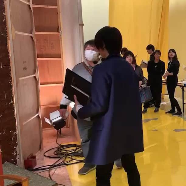 前田裕二のインスタグラム：「#世界一受けたい授業、今夜19-21時にて放送です！自分が出ているパートは、19:45頃からになるようです。‪（この時間に合わせて、SHOWROOMで前田が副音声的に配信しようかなと画策中です！）‬ 改めて、前田のメモの取り方を超シンプルに説明してます。あと、ゲストの皆さんが書いたメモの添削もしてます！難しかったw  もし時間がたまたま合って観てくださるという方は、 #世界一前田 #メモの魔力 などハッシュタグをつけてなんでも良いのでTwitterにて呟いてくれたらめちゃくちゃ嬉しいです！トレンド入れたいなと🔥  これはスタジオ登場前に撮った、スタジオ裏の秘密の動画です☺️」
