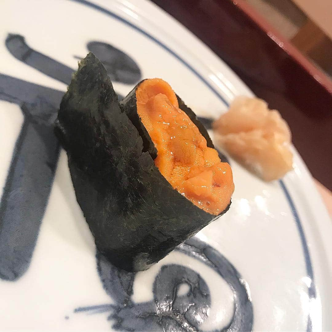 ririさんのインスタグラム写真 - (ririInstagram)「🍣🍣🍣 お寿司と言えば.... 銀座 かねさか... 全てが神がかってます🤤 スワイプしてみてね🍴 #美味 😆❤️❤️❤️ 美味しいじゃすまされない。 ごちそう様でした🤨✌️‼️ #寿司 #yummy #dinner  #かねさか」3月9日 19時03分 - riri.ribon