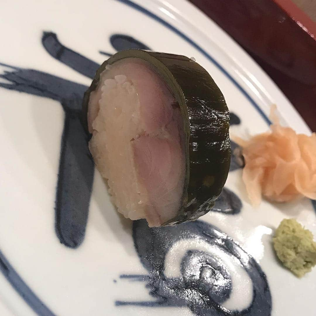 ririさんのインスタグラム写真 - (ririInstagram)「🍣🍣🍣 お寿司と言えば.... 銀座 かねさか... 全てが神がかってます🤤 スワイプしてみてね🍴 #美味 😆❤️❤️❤️ 美味しいじゃすまされない。 ごちそう様でした🤨✌️‼️ #寿司 #yummy #dinner  #かねさか」3月9日 19時03分 - riri.ribon