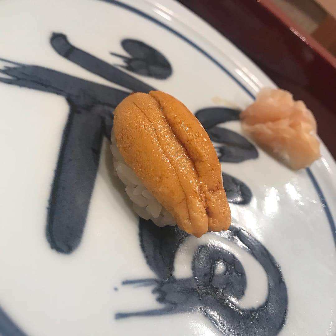ririさんのインスタグラム写真 - (ririInstagram)「🍣🍣🍣 お寿司と言えば.... 銀座 かねさか... 全てが神がかってます🤤 スワイプしてみてね🍴 #美味 😆❤️❤️❤️ 美味しいじゃすまされない。 ごちそう様でした🤨✌️‼️ #寿司 #yummy #dinner  #かねさか」3月9日 19時03分 - riri.ribon