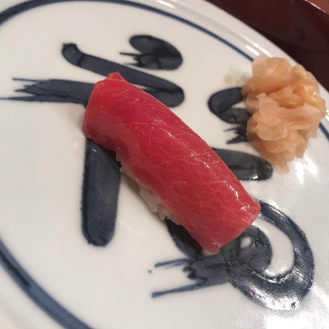 ririさんのインスタグラム写真 - (ririInstagram)「🍣🍣🍣 お寿司と言えば.... 銀座 かねさか... 全てが神がかってます🤤 スワイプしてみてね🍴 #美味 😆❤️❤️❤️ 美味しいじゃすまされない。 ごちそう様でした🤨✌️‼️ #寿司 #yummy #dinner  #かねさか」3月9日 19時03分 - riri.ribon