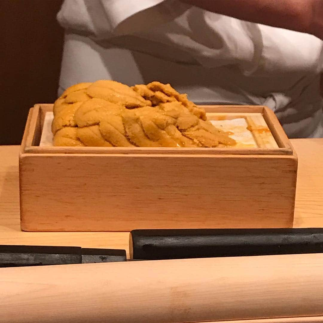 ririさんのインスタグラム写真 - (ririInstagram)「🍣🍣🍣 お寿司と言えば.... 銀座 かねさか... 全てが神がかってます🤤 スワイプしてみてね🍴 #美味 😆❤️❤️❤️ 美味しいじゃすまされない。 ごちそう様でした🤨✌️‼️ #寿司 #yummy #dinner  #かねさか」3月9日 19時03分 - riri.ribon