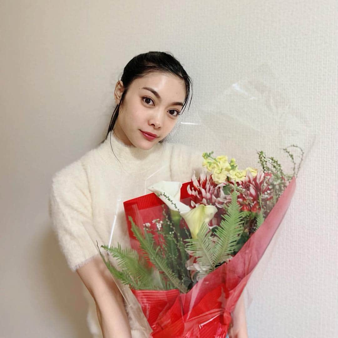 のインスタグラム：「. 撮影後にまたまた頂けて今お家にお花がたくさん💐 いろいろなお仕事を経験したりたくさんの人に会うたびにもっともっといろいろできるようになりたい、って思う。１つのお仕事ができるのは本当にたくさんの人のおかげだし、お仕事１つ決まるのもすごく難しいことだと感じるけど、どんどん夢が膨らむ、、でも着実に上を目指せていると思うからこれからも見守っていてくださいねー^ ^ #💐#instapic#instaphoto#MIO#YAE」