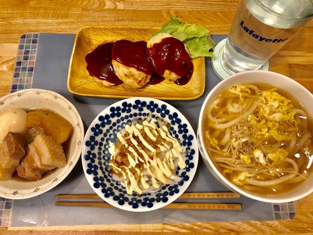 宮川杏奈さんのインスタグラム写真 - (宮川杏奈Instagram)「#パーソナルトレーナーの食事 #低糖質トレーナー . 平日は15分くらいで チャッチャッとお料理なので 今日は鷄豆腐ハンバーグと豚の角煮と ちゃんとお料理した感😂👍🏽 . 食事に使っている調味料 ポン酢 ケチャップ 中濃ソース 酒 みりん 醤油 砂糖 全て糖質オフまたは糖質ゼロです💗 . うどんが食べたいという リクエストにお応えして旦那氏は プラスかき玉うどん🙇🏽‍♀️💕 . ご馳走様でした💯💯💯 . #上越YG #パーソナルトレーナー #筋肉女子 #トレーニング女子 #ケトジェニックライフ #ケトジェニックダイエット #ボディメイク #フィットネス #ダイエット #トレーニング #ワークアウト #低糖質高タンパク #ローカーボ #ロカボ食品 #ロカボ #低糖質ごはん #糖質オフ #パーソナルトレーナーの生活 #トレーニングジム #パーソナルトレーニング #プライベートジム #パーソナルトレーニングジム #ビーチバレー選手 #バレーボール選手」3月9日 20時02分 - an1221na