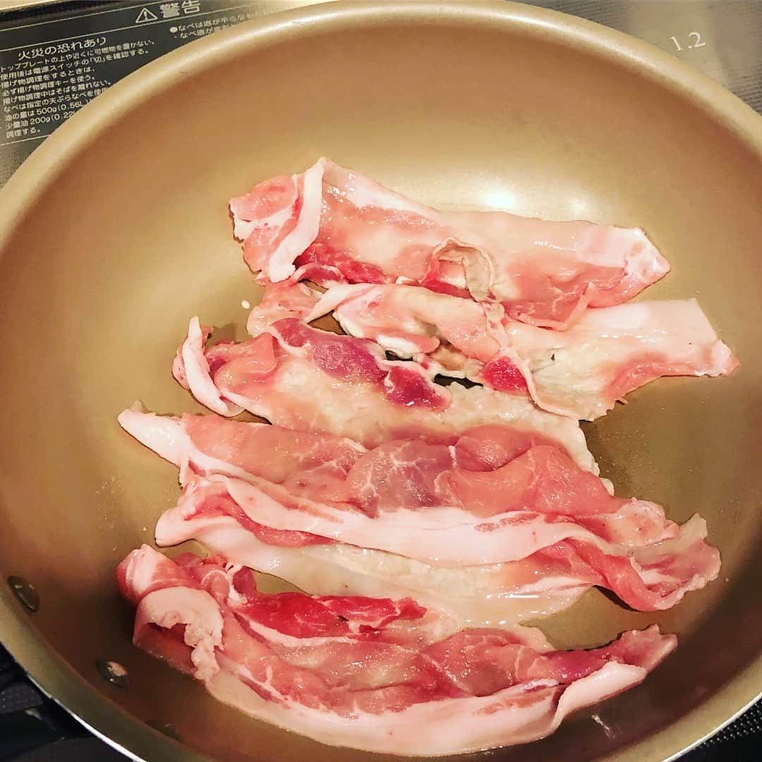 生天目仁美 さんのインスタグラム写真 - (生天目仁美 Instagram)「こないだ豚コマを買ったんだけど、 使おうとしたらこんな状態… 豚コマなのに1枚が大きい。 得した気分じゃ♪  #これは生姜焼きになりました」3月9日 20時09分 - naba3po