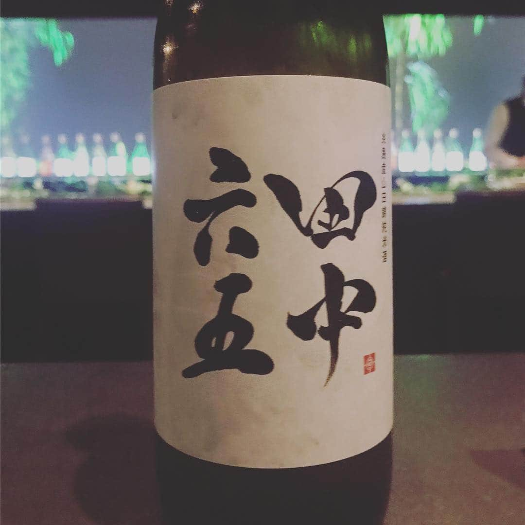 緑川静香さんのインスタグラム写真 - (緑川静香Instagram)「【しーたん日本酒録】  白糸酒造@福岡 田中六五 6513  伝統のハネ木搾りで醸した田中六五のアルコール13%の原酒。  あーなんか今日体調あんまり良くないけど一杯だけ飲みたいなぁーなんて時に私の側にいてくれませぬか？田中さんよ。  #しーたん日本酒録 #唎酒師 #日本酒 #日本酒女子 #日本酒好き #白糸酒造 #福岡 #田中六五 #6513 #sake #sakebottle #sakestagram #japanesesake #sakemaster  #酸が軽妙で自然 #ちびちびずっと行けちゃうやつ #飲んでて気持ちいいお酒 #食事と環境に寄り添ってくれる #旨味も甘みも全部ちょうどいい #このさりげなさが食中酒として最高なの #ちなみにハネ木搾りはテコの原理を応用した酒搾り方法 #醪の入った酒袋を槽に敷き並べ蓋をして #巨木を使って圧力をかけて搾るのです #手間と時間がかかるけど #とってもピュアなお酒になるのです #しかし田中六五最近よく飲む #週何回出逢うのだろうというくらい #食中酒にピッタリだから飲食店さんも置いて損はないよね」3月9日 20時03分 - midorikawa_shizuka