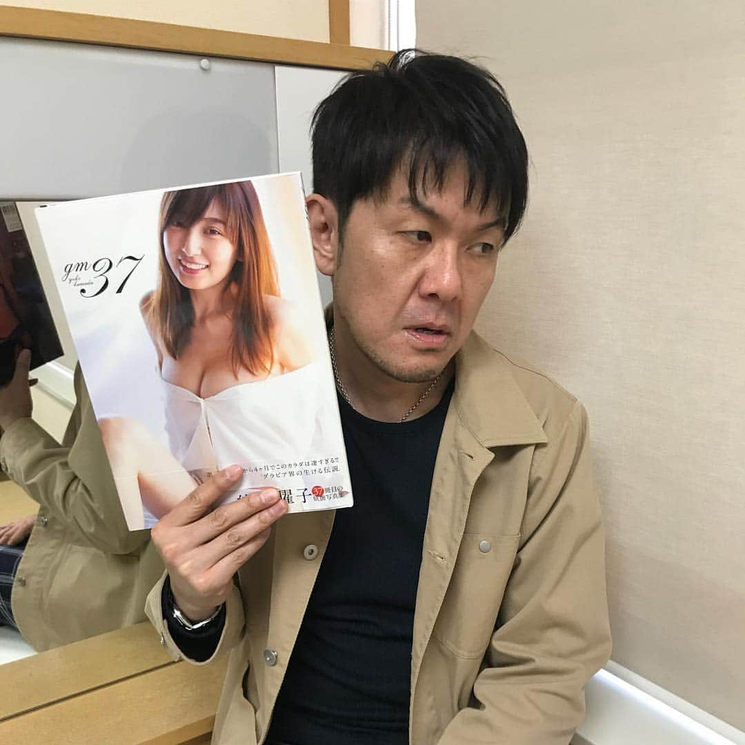 熊田曜子さんのインスタグラム写真 - (熊田曜子Instagram)「土田さんも大絶賛✨  #土田晃之 さん #楽屋 #デビュー以来 #家族ぐるみのお付き合い #最新写真集 #写真集 #gm37」3月9日 20時07分 - kumadayoko