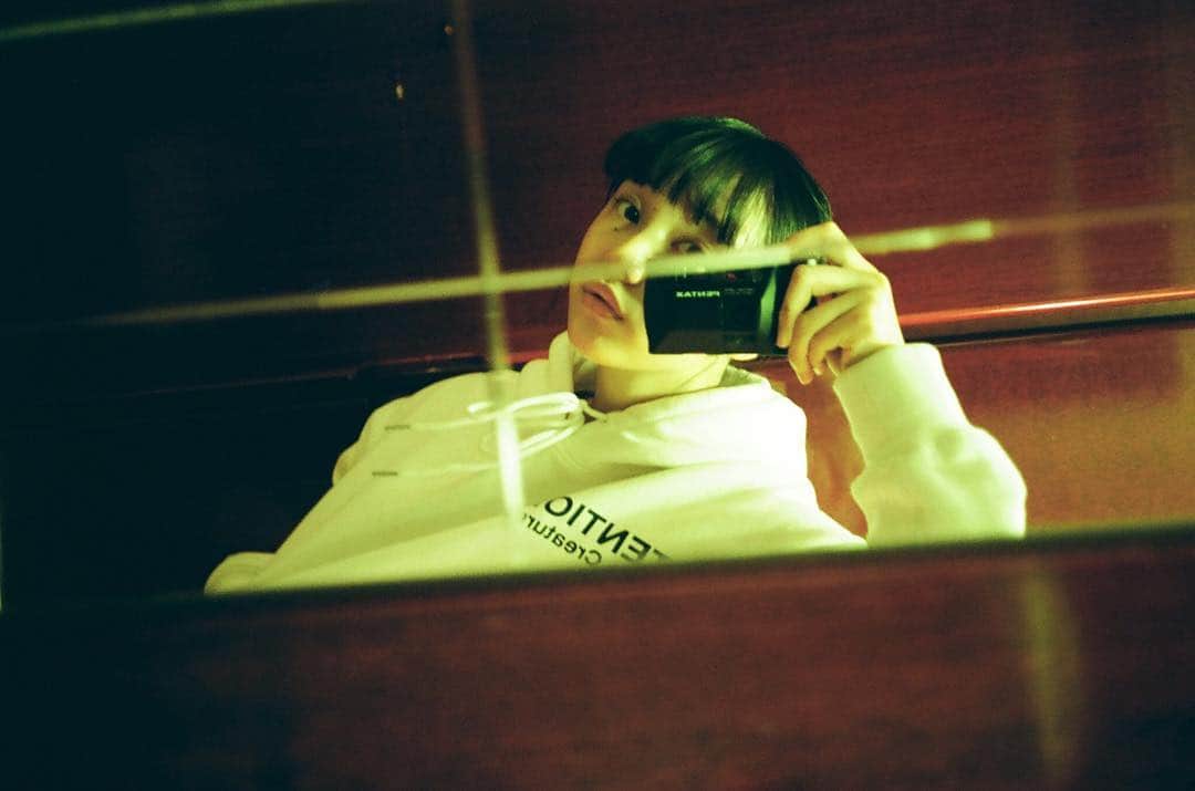 山田愛奈さんのインスタグラム写真 - (山田愛奈Instagram)「. .  ひょこ。ひょこひょこ🤭 このカメラと新しいfilmの相性 かなりいい味出してた嬉しい... ペンタのカメラレンズ本当良い📷 .  インフルエンザまだまだ流行ってますね 皆さまお気をつけ下さい😷！ .  #film #カメラ #selfie」3月9日 20時13分 - aina_yama