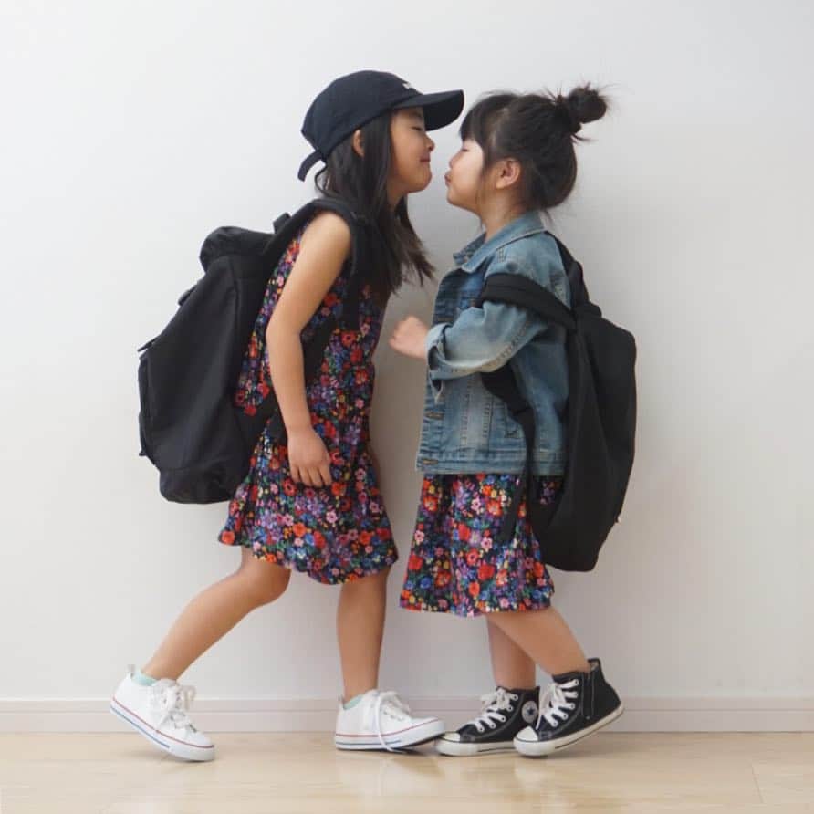 のインスタグラム：「2019.03.09 ・ こんばんは☽･:* ・ ・ ワンピース着せてあげたら、めっちゃルンルンで写真撮らせてくれた😂 ・ ・ 3/7発売のH&Mのワンピース！ ・ 花柄だけど、甘くなり過ぎなくていい感じー😍💓 ・ ・ サイズは2人とも同じサイズ！w ・ スカート少し長めで、これはこれで可愛い♡ ・ ・ で、ずっと買おうか悩んでた小春のコンバースのオプティカルホワイト👟 ・ 可愛いー♡ 絶対すぐ汚されるんだろーな😌 ・ ・ #HM #HMxME  #HMKids  #HMキッズ  #ナタリーレテ #nathalielete #NathalieletexHM」
