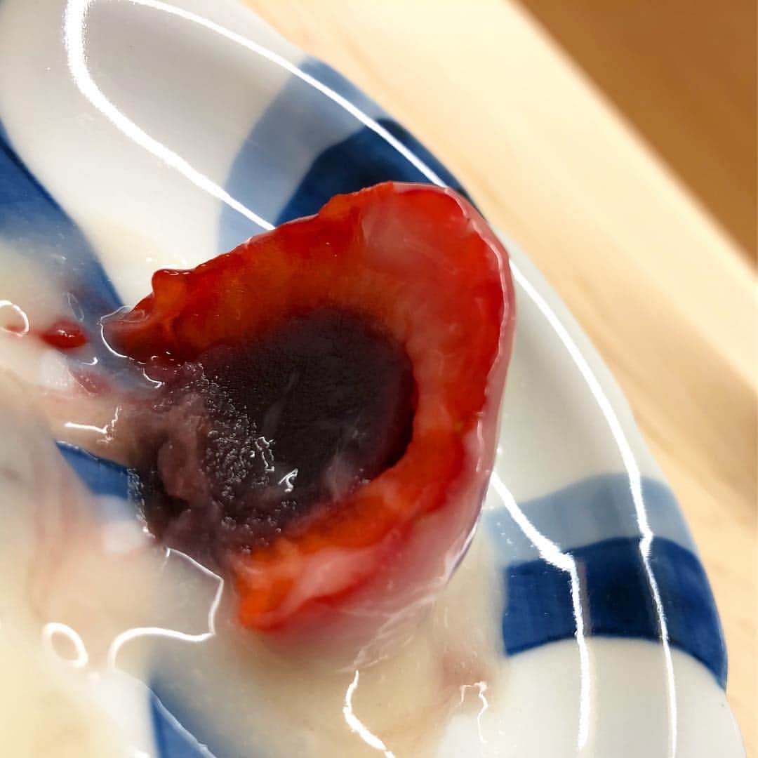 馬場典子さんのインスタグラム写真 - (馬場典子Instagram)「これなーんだ⁉︎ただの苺じゃなくて…なんと#苺大福 ‼️ #牡蠣のにぎり も#筍のすり流し も初めて。パリッと焼き上げた鰻はキャビアで市松模様」3月9日 21時08分 - baba_channel
