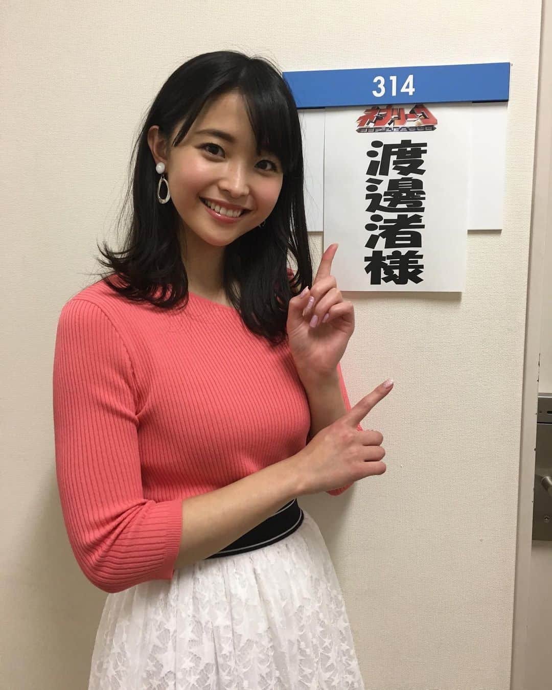 渡邊渚さんのインスタグラム写真 - (渡邊渚Instagram)「3月11日19時からフジテレビ『ネプリーグ』に出演させていただきます！ 2度目の挑戦、小さい頃から見ている大好きな番組にもう一度出れて嬉しいです😊 今回は新企画の個人戦！ テレビの前で皆さんも一緒に問題を解いてみてください！ . 可愛い衣装♡ 写真だと髪の毛で隠れてるけど、肩がちょこっと出てるんです。 . #ネプリーグ#フジテレビ#テレビ#クイズ#衣装#ヘアメイク#メイク#アンドクチュール #ootd#andcouture#skirt#white#tops#hair#make#harmonypromotion」3月9日 21時48分 - watanabenagisa_