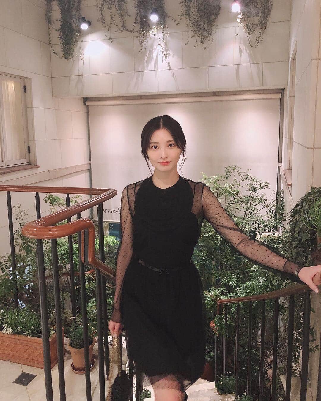 大石絵理のインスタグラム：「Family day🥰  @dior 👗🌿  Photos by mama❣️ 小学生のいとこがわたしの絵を描いてくれました☺️かわい☺️写真はママがアプリでとってくれました笑 #ericloset」