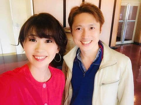 小松千絵さんのインスタグラム写真 - (小松千絵Instagram)「先日、四宮貴久さんに久しぶりにお会いしました✨ ミュージカル以来かもしれません！ 四宮さんは玉野市ご出身の俳優さんで、ブロードウェイミュージカルなどにも出演し、現在は振付家としても活躍していらっしゃいます✨ 2017年のミュージカル、オランダおイネあじさい物語で共演させていただきました♬  そしてお会いした翌日に、 私が家電を購入して大きな紙袋を持って歩いているところ、 偶然お会いしました！笑 何というタイミング！！笑 快く写真を撮ってくださいました✨お優しい！  写真を改めて見てみると、 ミュージカルの主演をしたことが遠い昔のように感じます。 記憶があまりなくて、動画などを見ても自分ではないように見えます笑  #花粉症のため顔がパンパンに浮腫んでます #いや太ったのか？ #再会 #ミュージカル #オランダおイネあじさい物語  #歌って踊るアナウンサー」3月9日 21時53分 - komao_chie